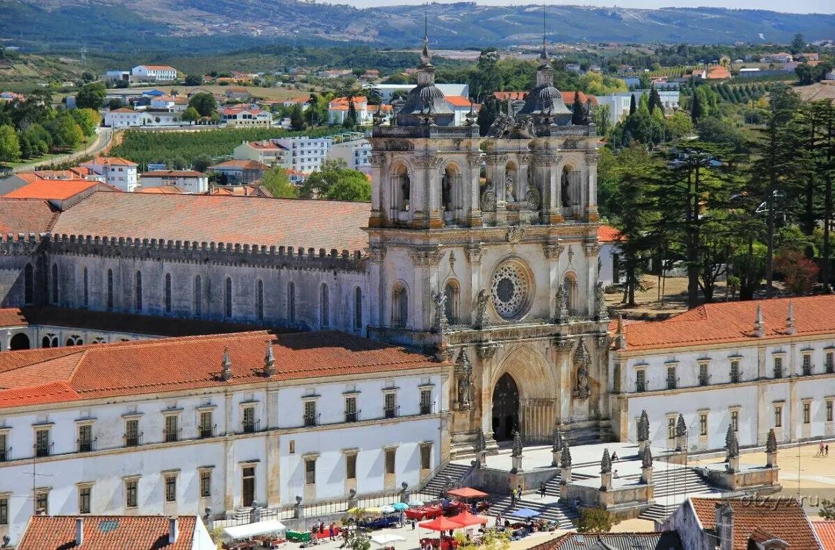 В центре монастыря — трёхнефная базилика, построенная в 1153—1222 годах. В ней находятся гробницы португальских королей