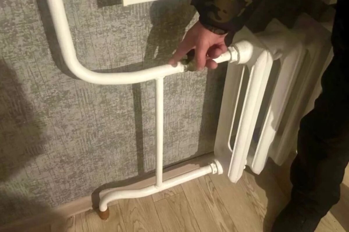    Мужчина привёл юношу в квартиру и пристегнул к батарее