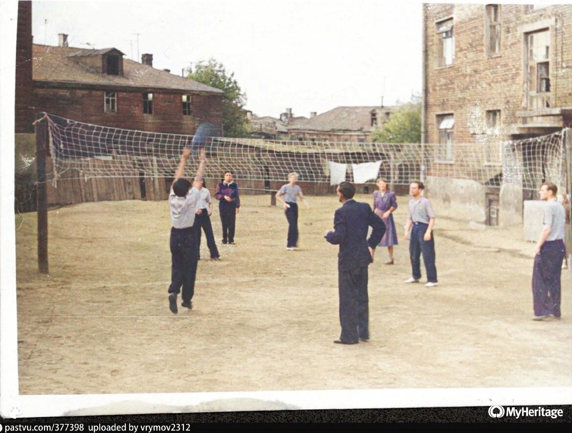  Справа дом 13 по Большому Балканскому, корпус 5, два первых этажа - ясли. Слева дом по Безбожному /Протопоповскому/ переулку. Забор, в нем дырка через которую в школу ходили. Источник: семейный архив Виктора Рымова.