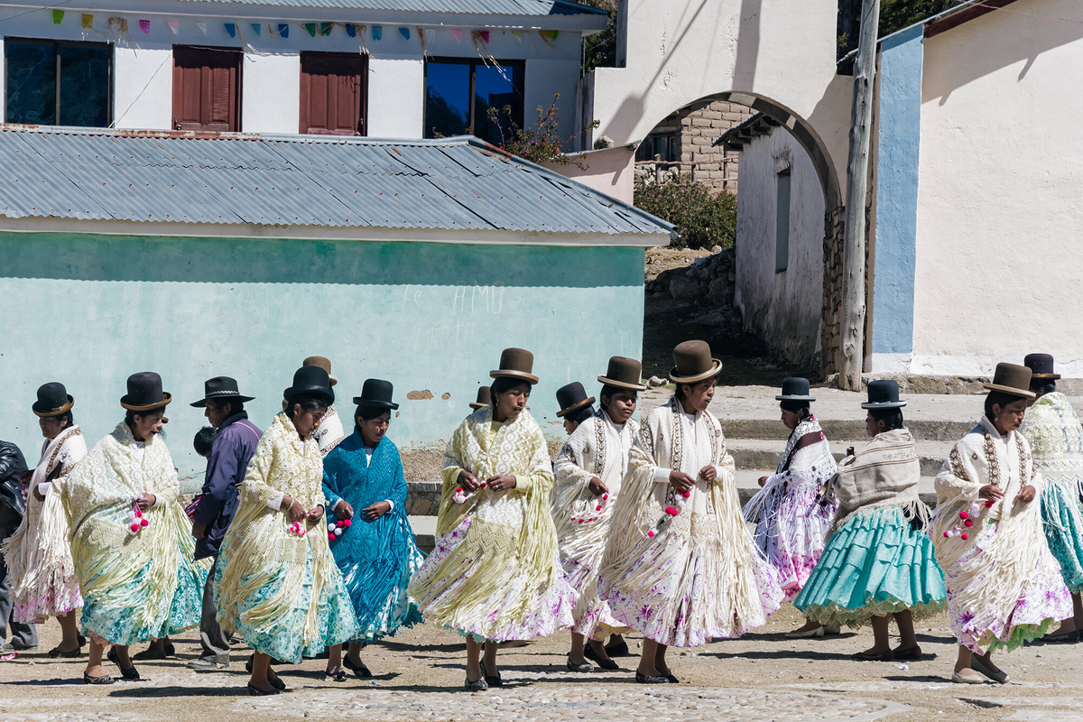 Есть и другая версия появления таких шляп у южноамериканок. На рубеже XIX–XX веков испанцы заказали на родине большую партию головных уборов для железнодорожников, но ошиблись то ли с цветом, то ли с размером. Шляпы решили не возвращать, а отдать женщинам из племён аймара и кечуа, которые недавно мигрировали в города. Фото: Lorena Samponi / Shutterstock / Fotodom