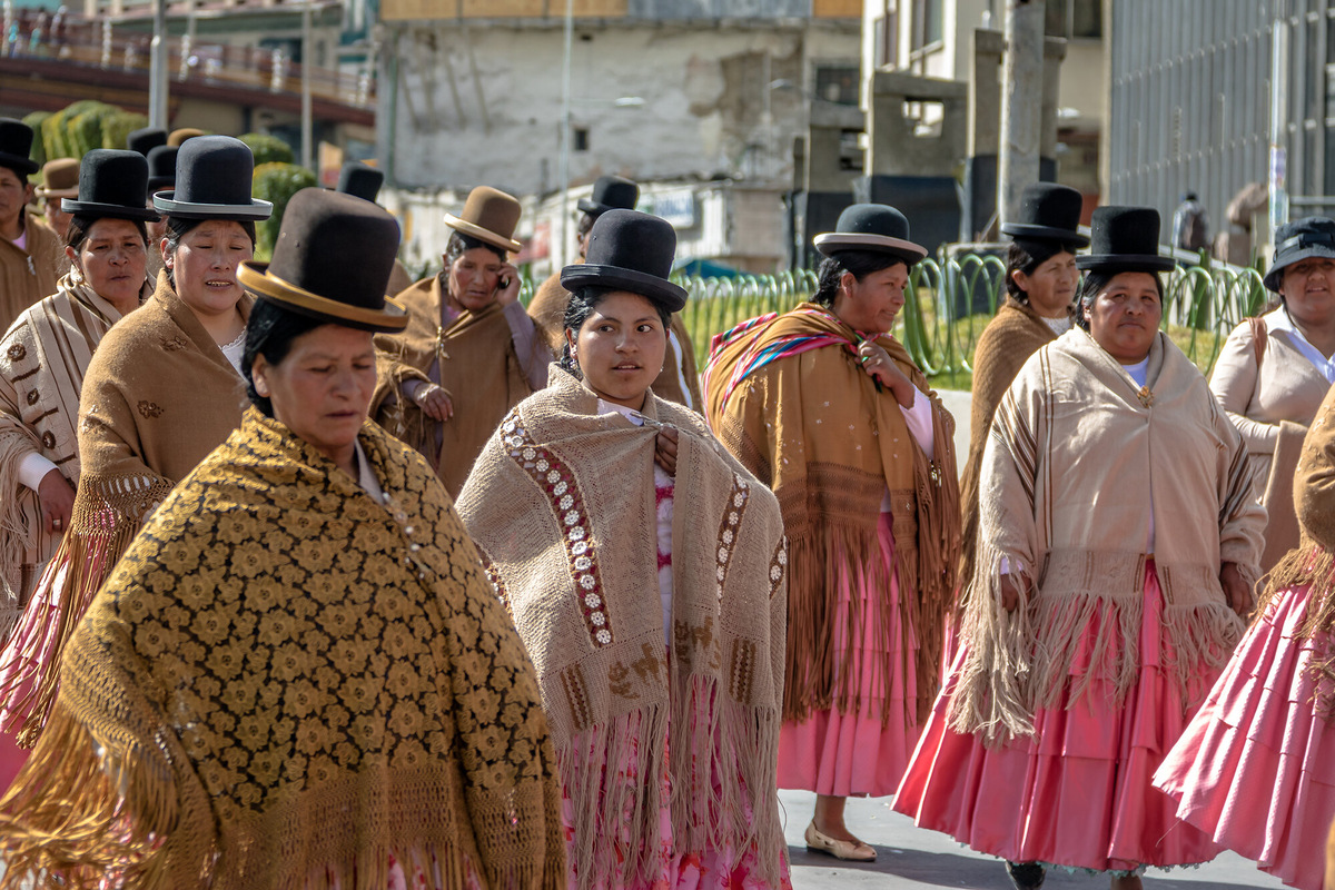 Шляпки-котелки, в которых ходят боливийки, стали традиционным головным убором случайно. По одной из версий, предприимчивые торговцы рассказали женщинам о том, что ношение такой шляпы поможет с повышением фертильности. Фото: Diego Grandi / Shutterstock / Fotodom
