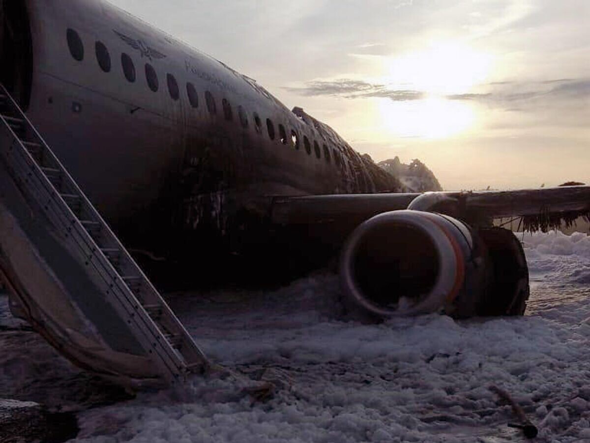    Последствия возгорания самолета Sukhoi Superjet в аэропорту Шереметьево© АГН "Москва"