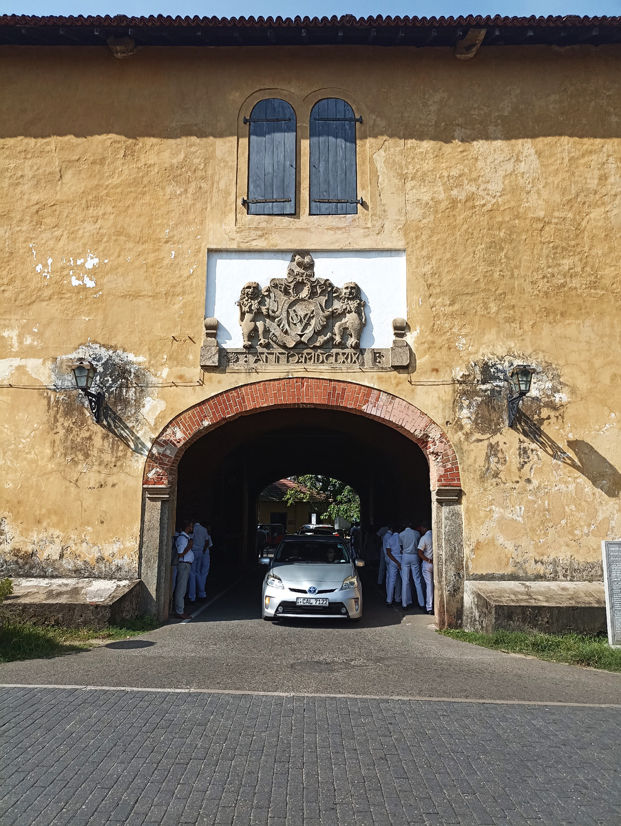 Ворота старого госпиталя. Над аркой герб Ирландии стародавних времён