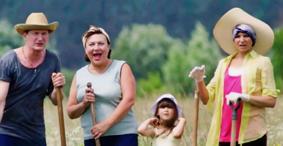 Будем вместе сажать картошку? Кадр из сериала "Сваты" 