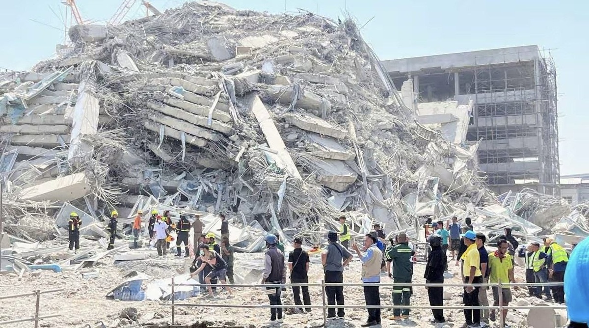 Обрушившийся дом - под завалами «работяги», которых ищут коллеги