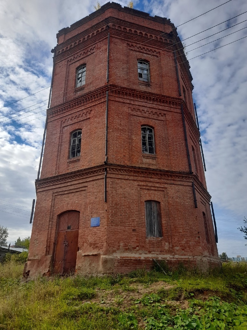 Водонапорная башня: July59Cherdyn. Собственная работа, CC BY-SA 4.0, https://commons.wikimedia.org/w/index.php?curid=122960616