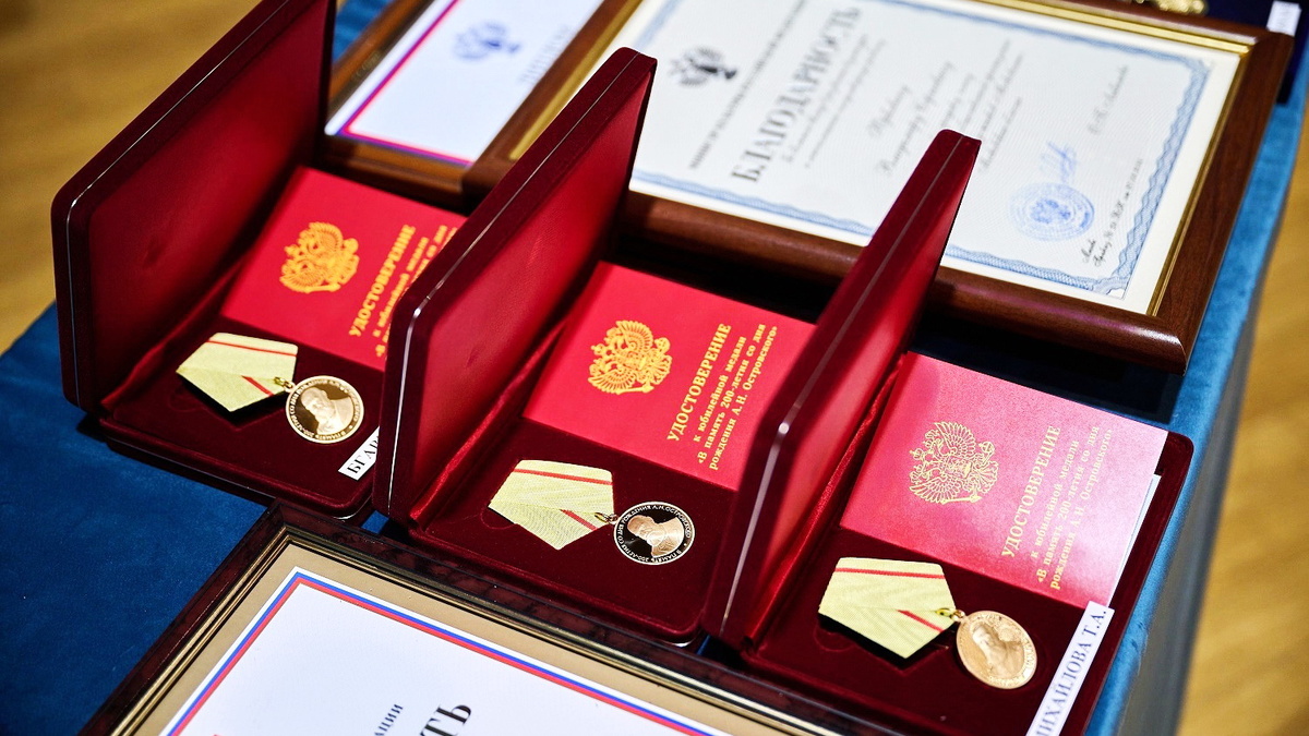    Югорчане получили юбилейные медали Александра Островского