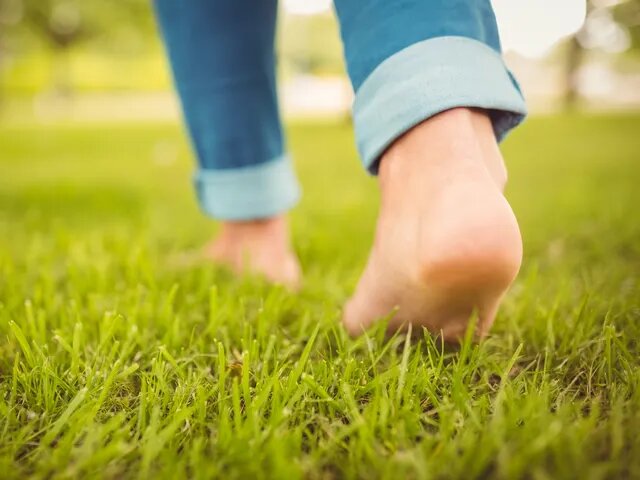 Earthing - ходьба босиком по земле обладает огромным спектром пользы