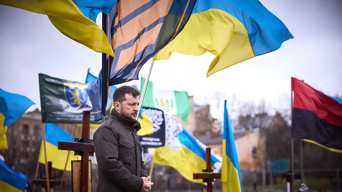    Президент Украины Владимир Зеленский на военном кладбище.