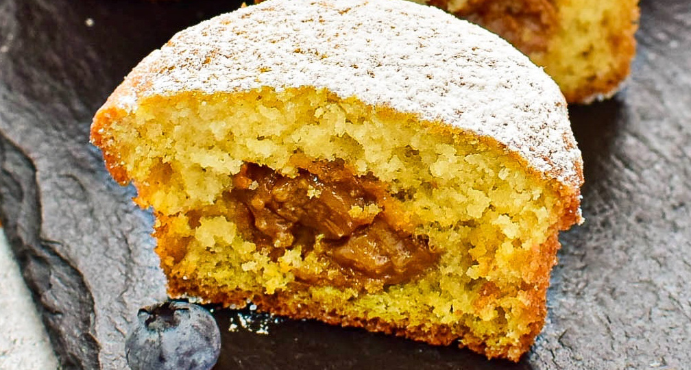 Бабушки бы одобрили: простой рецепт с варёной сгущёнкой и кефиром, как в старые добрые