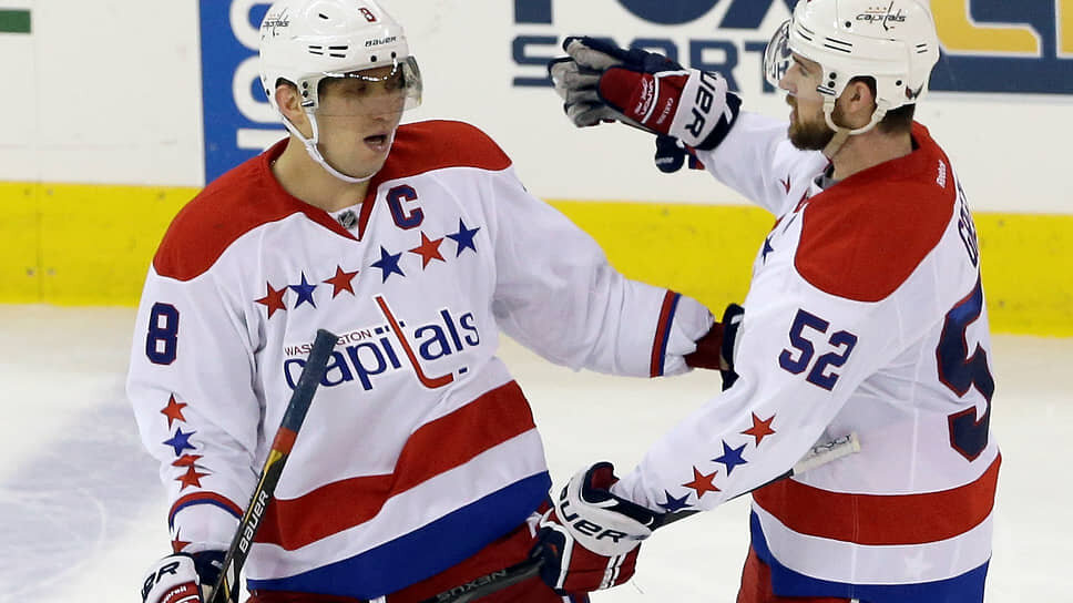 Александр Овечкин (слева) празднует 400-й гол в регулярном чемпионате НХЛ.📷Фото: Gerry Broome / AP