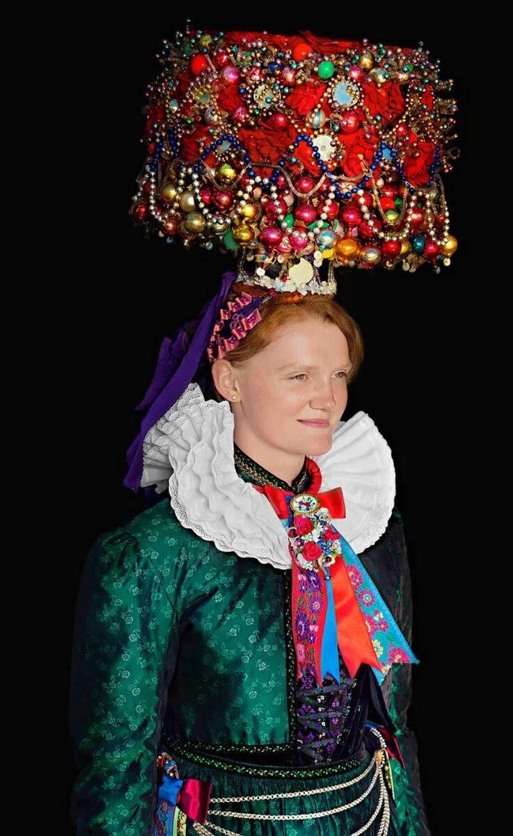 Ну как? Впечатляет, не правда ли? Один вопрос: как такое украшение держится на голове?