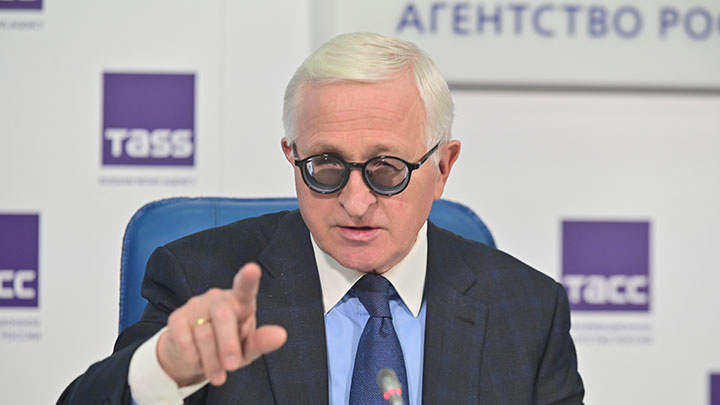 Александр Николаевич предлагает поиграть в трейдеров гражданам, которые помнят, что такое заморозка вкладов, ваучеризация и дефолт. Фото: Pavel Kashaev/Global Look Press