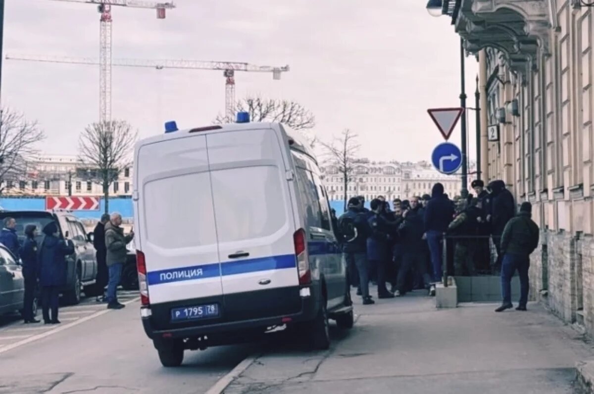    9 мужчин попали под арест после того как «стенкой» пошли на полицию на В.О.