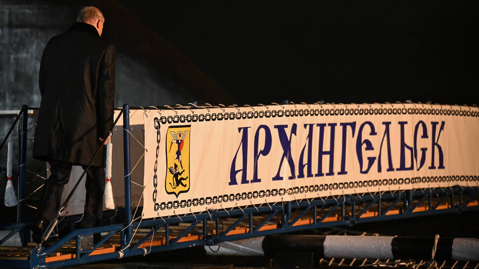 Владимир Путин вступает на воду «Архангельска».📷Фото: Дмитрий Азаров / Коммерсантъ