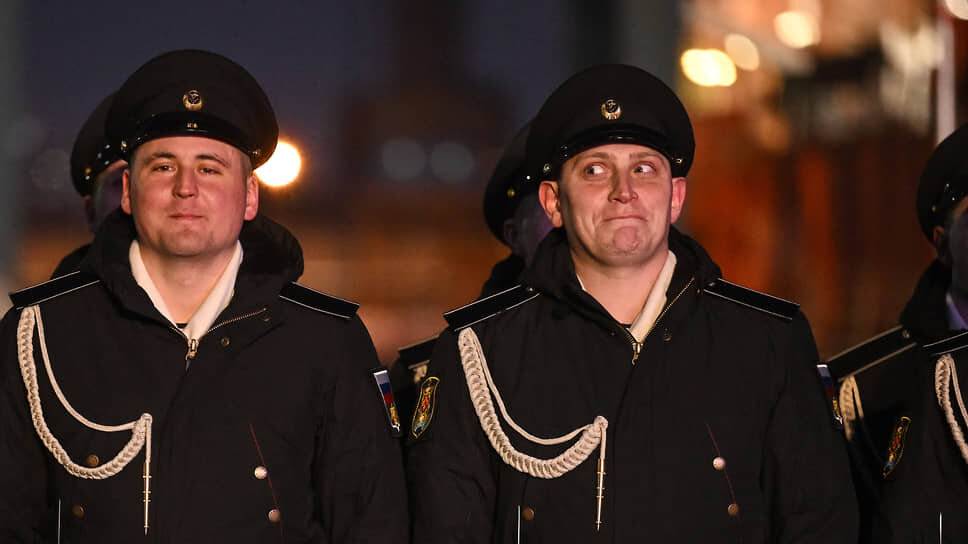 Матросы АПЛ держались как могли.📷Фото: Дмитрий Азаров / Коммерсантъ