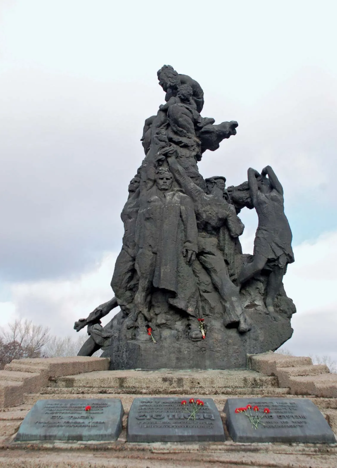 Памятник на месте «Бабьего Яра» в Киеве, Украина, где нацисты во время Второй мировой войны совершили массовое убийство евреев.