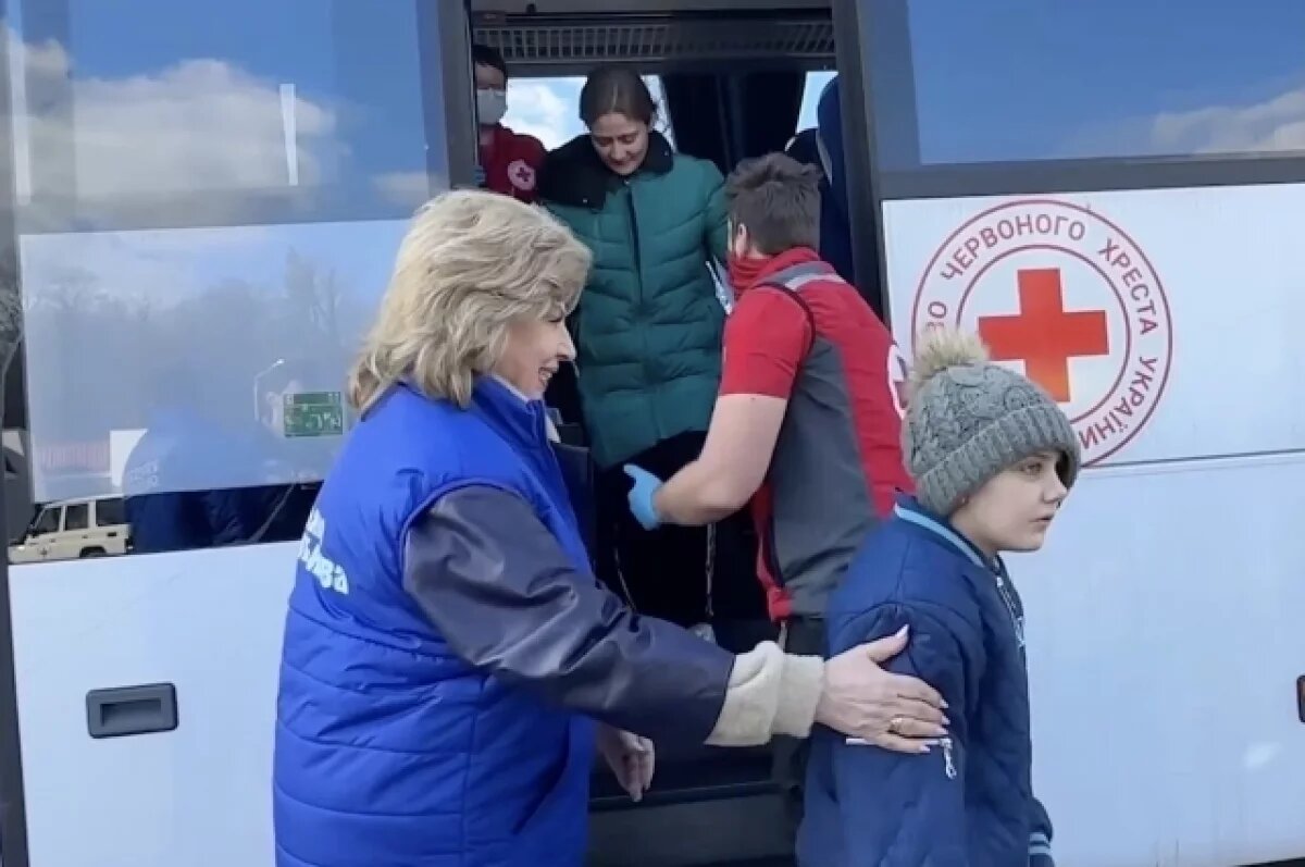    Москалькова опубликовала кадры возвращения с Украины 25 курян