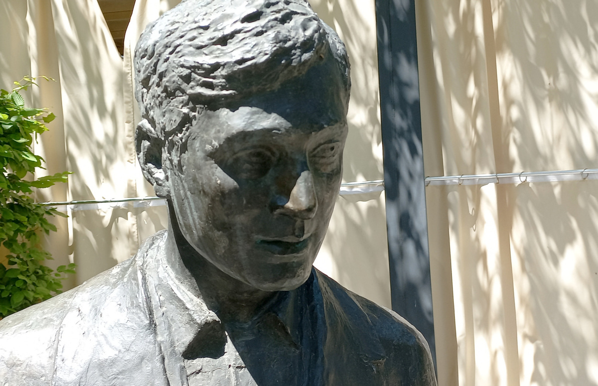 Памятник И. Смоктуновскому в роли Юрия Деточкина. Донецк. Фото 2024 года 