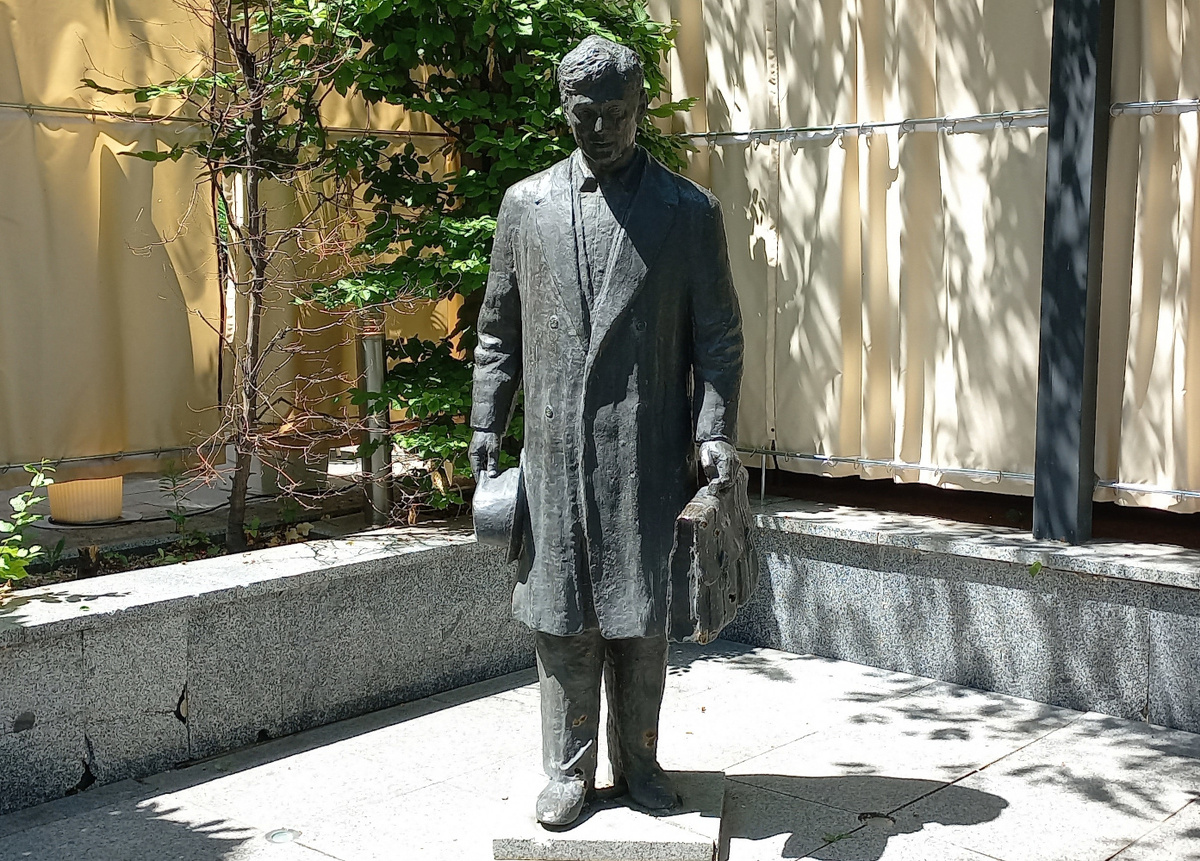 Памятник И. Смоктуновскому в роли Юрия Деточкина. Донецк. Фото 2024 года 