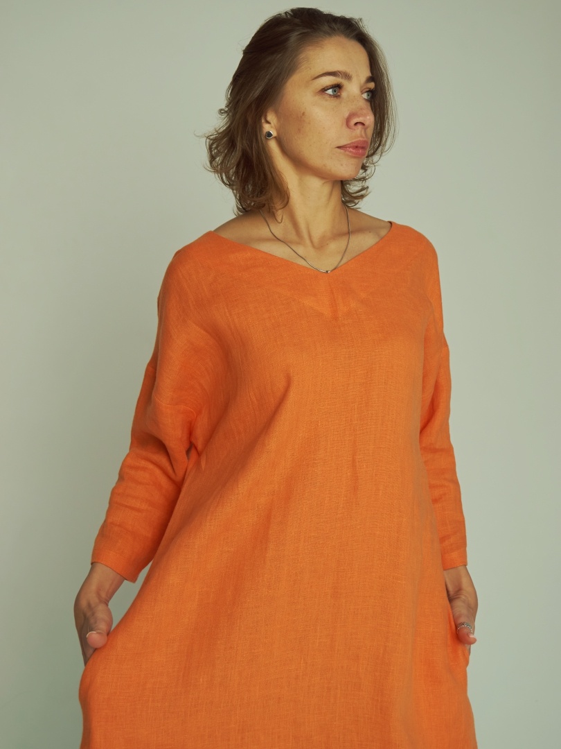 Льняное ранжевое платье с длинным рукавом