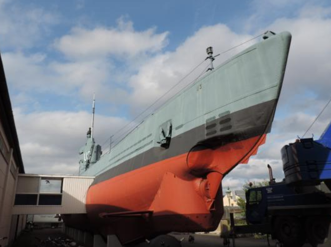 Вход в музей - по переходу