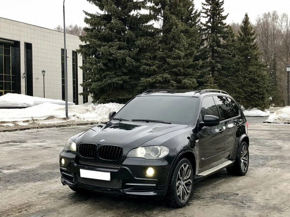 BMW X5 E70 4.8 — это мощный и роскошный внедорожник, который сочетает в себе спортивные характеристики и комфорт. Вот некоторые плюсы и минусы этой модели:▎Плюсы:1. Мощный двигатель: 4.8-литровый V8 обеспечивает отличную динамику и ускорение, что делает поездки более увлекательными.2. Комфорт и качество интерьера: Высококачественные материалы отделки, удобные сиденья и множество опций для настройки интерьера.3. Управляемость: Несмотря на свои размеры, X5 E70 демонстрирует хорошую управляемость и стабильность на дороге.4. Полный привод: Система полного привода xDrive обеспечивает отличную проходимость и сцепление с дорогой в любых условиях.5. Технологии и оснащение: Модель может быть оснащена множеством современных технологий, включая навигацию, аудиосистему высокого класса и системы безопасности.6. Престиж: BMW имеет статус марки премиум-класса, что добавляет автомобилю привлекательности.▎Минусы:1. Расход топлива: V8-двигатель требует много топлива, что может стать значительным расходом при частых поездках.2. Обслуживание и ремонт: Запчасти и услуги по обслуживанию могут быть дорогими, особенно для автомобилей премиум-класса.3. Проблемы с надежностью: У некоторых владельцев были проблемы с электроникой и трансмиссией, что может потребовать серьезных вложений в ремонт.4. Размеры: Хотя это внедорожник, его размеры могут затруднить маневрирование в городских условиях или на узких улицах.5. Шум от дороги: На высоких скоростях может быть слышен шум от шин и дороги, что снижает уровень комфорта.6. Задняя видимость: Из-за дизайна кузова задняя видимость может быть ограниченной, что требует дополнительного внимания при парковке.В целом, BMW X5 E70 4.8 — это привлекательный выбор для тех, кто ценит мощность, комфорт и престиж, но стоит учитывать возможные расходы на обслуживание и эксплуатацию.