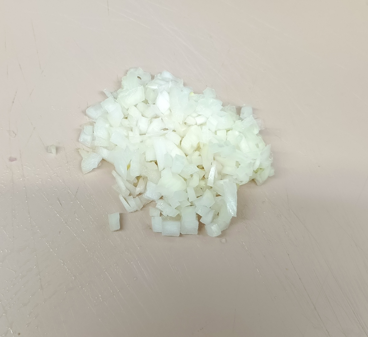 Старалась помельче лук.