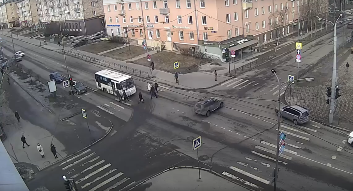    В Петрозаводске маршрутка едва не сбила пешеходов на красный свет. Фото: Ситилинк