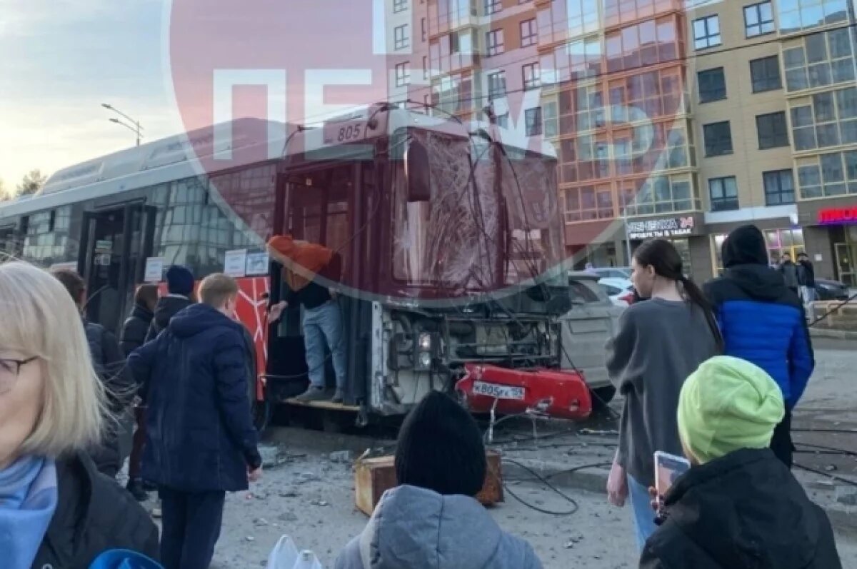    В Перми пассажирский автобус снёс несколько автомобилей и опору ЛЭП