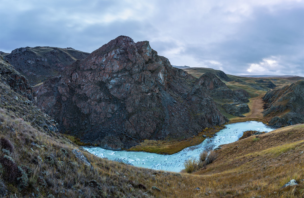 Изгибы Акалахи между сопок, панорама.
