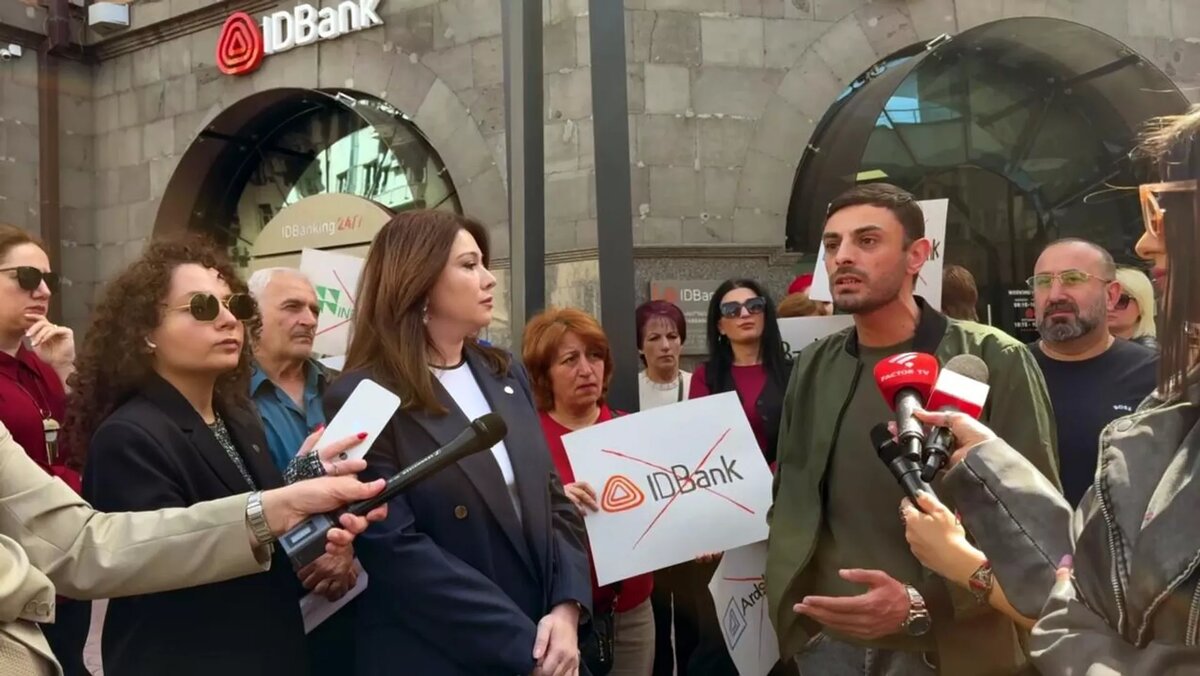 Акция протеста у банка IDBank (28 марта 2025). Еревaн
© Sputnik