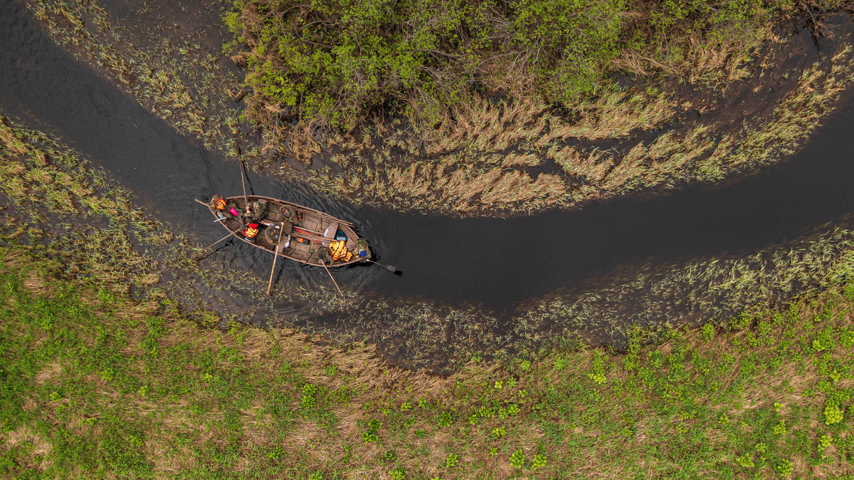 Даже маленькие речушки становились большой дорогой на пути первопроходцев. Фото: Данил Хусаинов