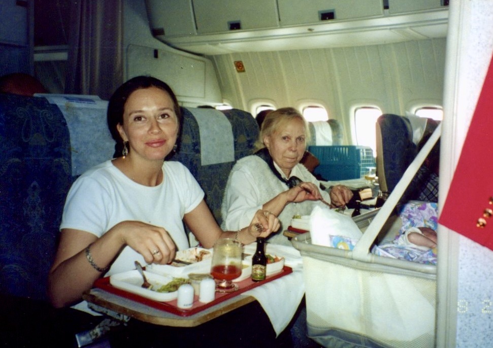Второй полёт на самолёте с двойняшками. Возвращение в Москву. Рядом со мной свекровь. 