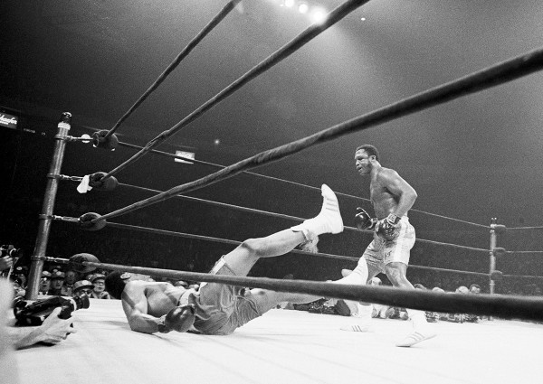 Фрейзер отправляет Али в нокдаун