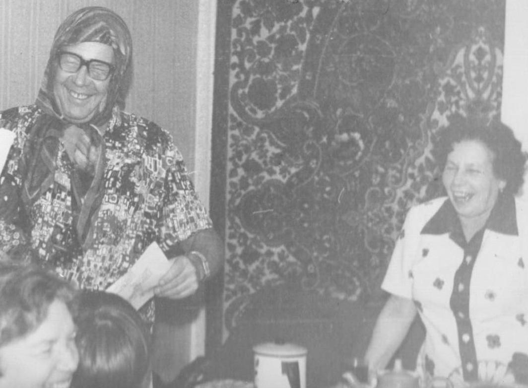 Приятная для рассказчика реакция благодарных слушателей анекдотов.