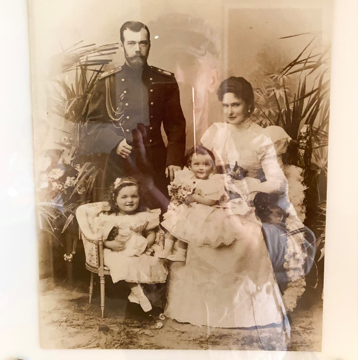 Николай Александрович, Александра Фёдоровна, Ольга и Татьяна. Фото автора из Фермерского дворца.