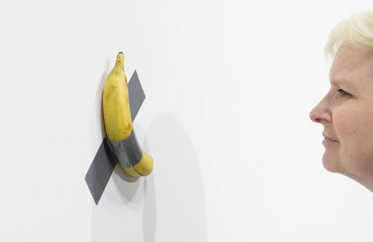 "Комедиант", Маурицио Каттелан, 2019