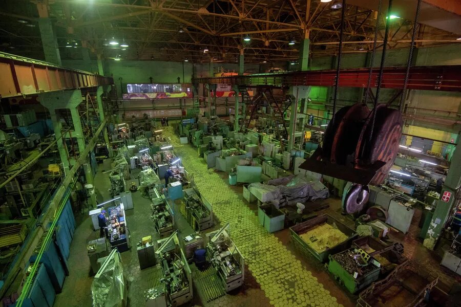 Судоремонтники в цехе завода «Нерпа»
© РИА Новости / Евгений Биятов