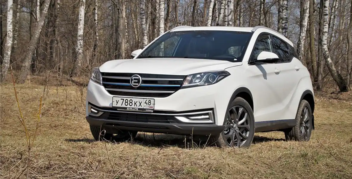 Evolute - марка, предлагающая в России одни из самых доступных новых электромобилей и гибридов. Машины собирают на мощностях липецкого завода Моторинвест.