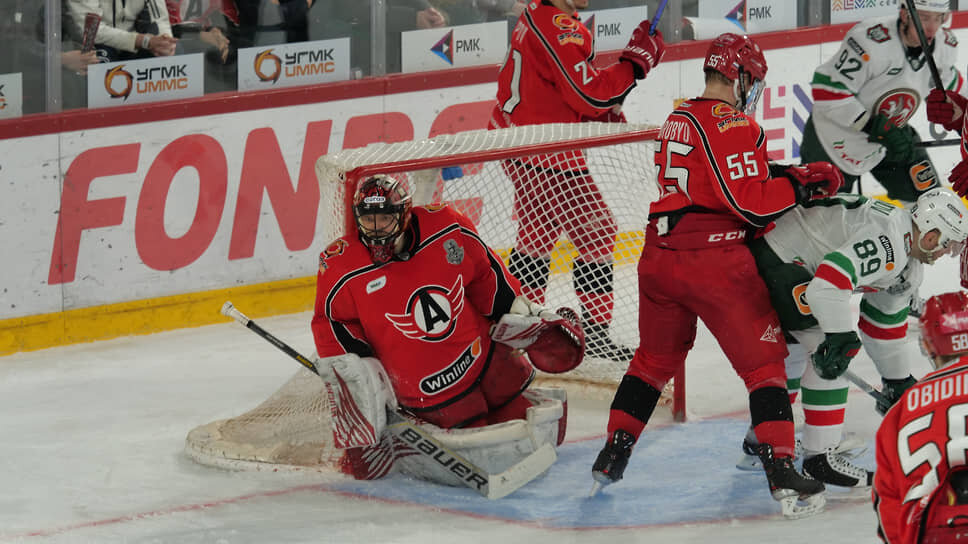 Матч между клубами «Автомобилист» (Екатеринбург) и «Ак Барс» (Казань).📷Фото: Евгения Яблонская / Коммерсантъ