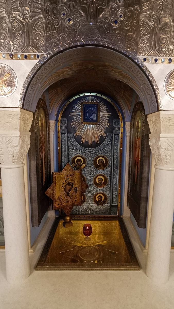 Место обретения иконы, Пещерный храм