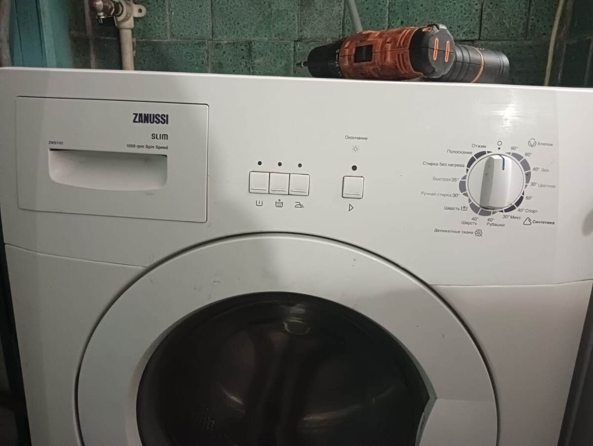 Современные стиральные машины Zanussi оснащены системой самодиагностики, которая помогает определить и устранить неисправности. Когда стиральная машина обнаруживает проблему, она отображает код ошибки на дисплее. В этой статье мы рассмотрим основные коды ошибок стиральных машин Zanussi и возможные причины их появления, а также предложим решения для устранения неполадок.