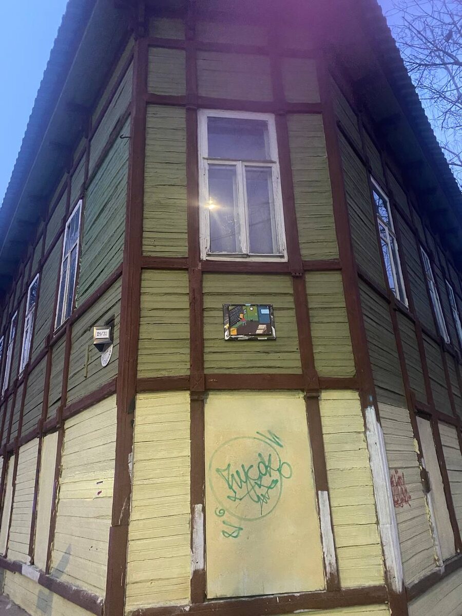 Угловой дом ул. Студеная 14, улица Звездинка 32. Мы с ним уже знакомы https://dzen.ru/a/Z9-YaFFGVR4686Ad Просто посмотрим на него еще раз в вечернем освещении