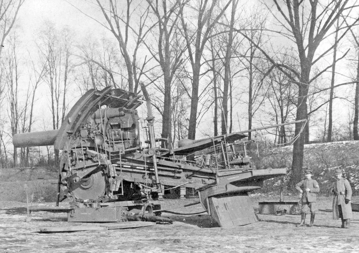 «Большая Берта». Гаубица «Большая Берта» на территории завода Круппа в начале 1916 года.