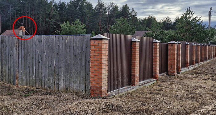 Участок на котором сгорел дом - видна только труба дымохода