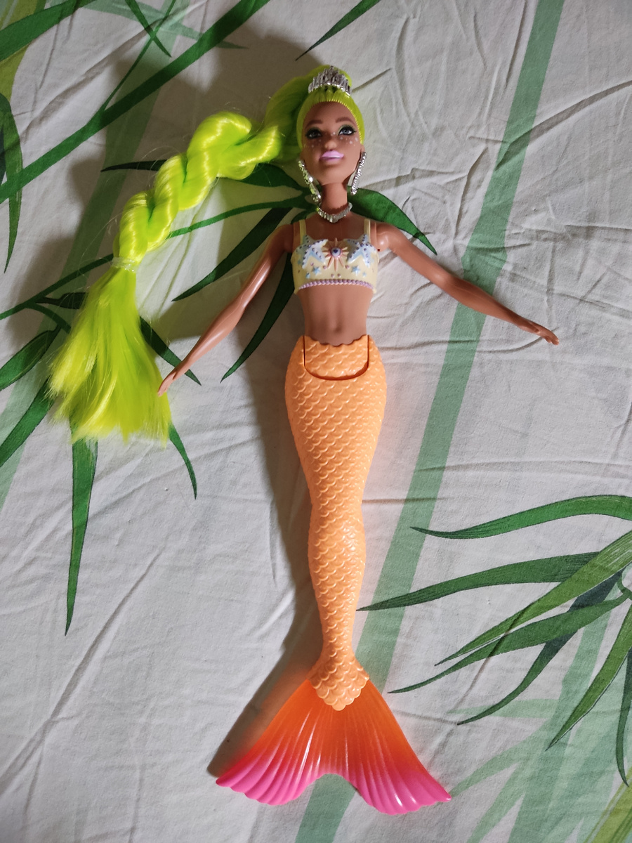 Корона и серьги родные, ожерелье нет. Будут ещё браслеты