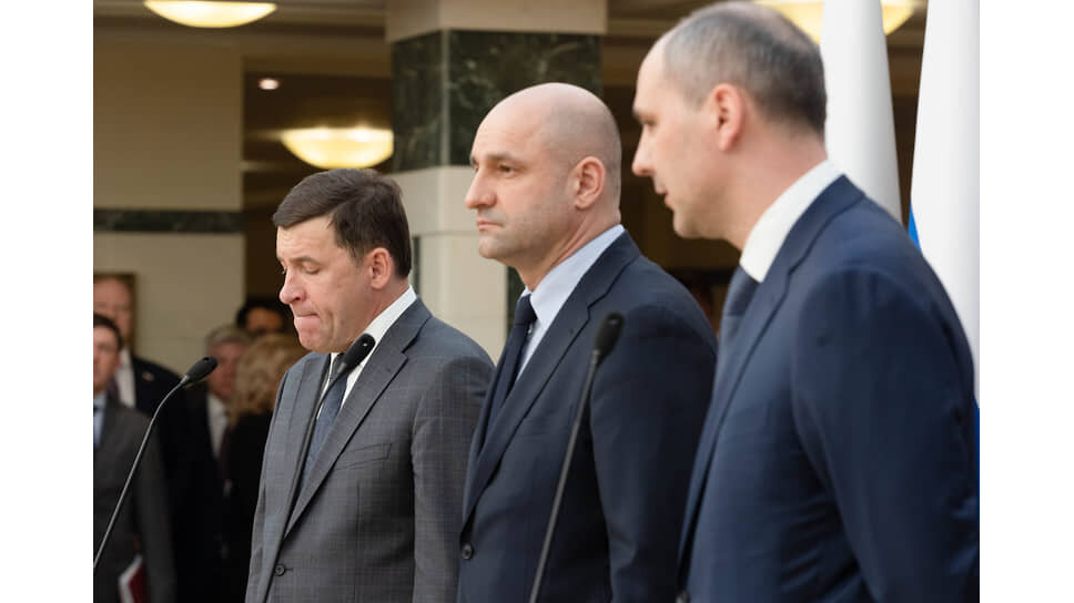 Слева направо: бывший губернатор Свердловской области Евгений Куйвашев, полномочный представитель президента России в Уральском федеральном округе Аретм Жога и временно исполняющий обязанности губернатора Свердловской области Денис Паслер во время пресс-подхода.📷Фото: Марина Молдавская / Коммерсантъ