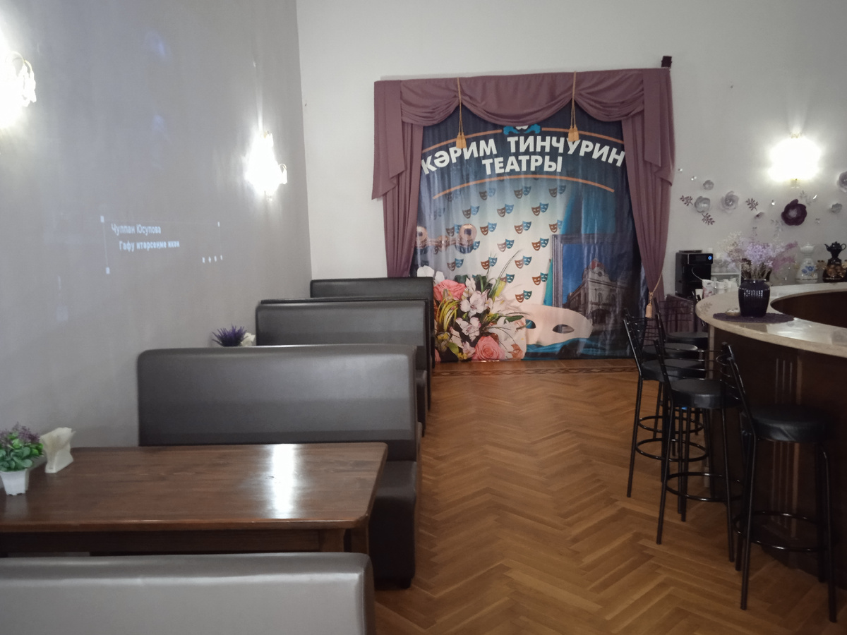 У каждого столика мягкие диваны Фото автора.