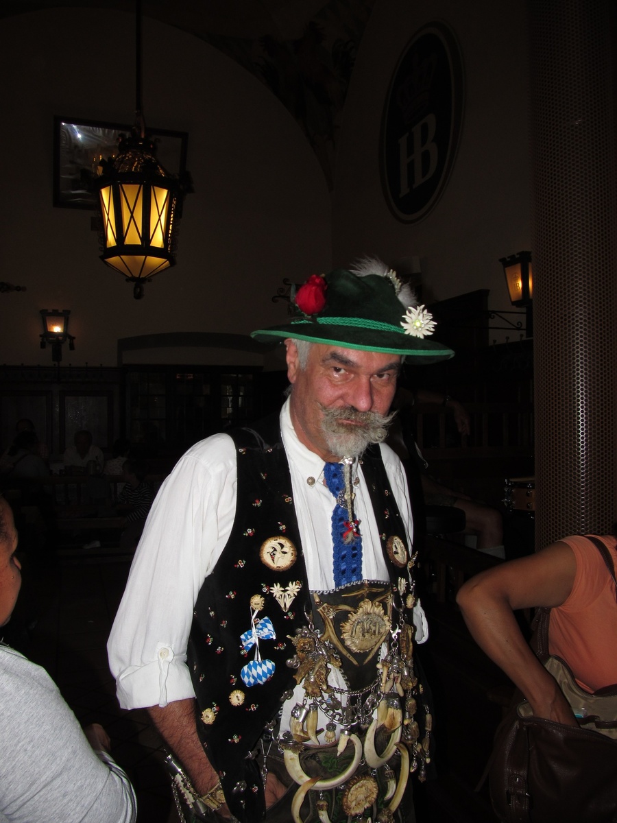 Настоящий баварец красен лицом, усат, шляпист и немного пьян. 